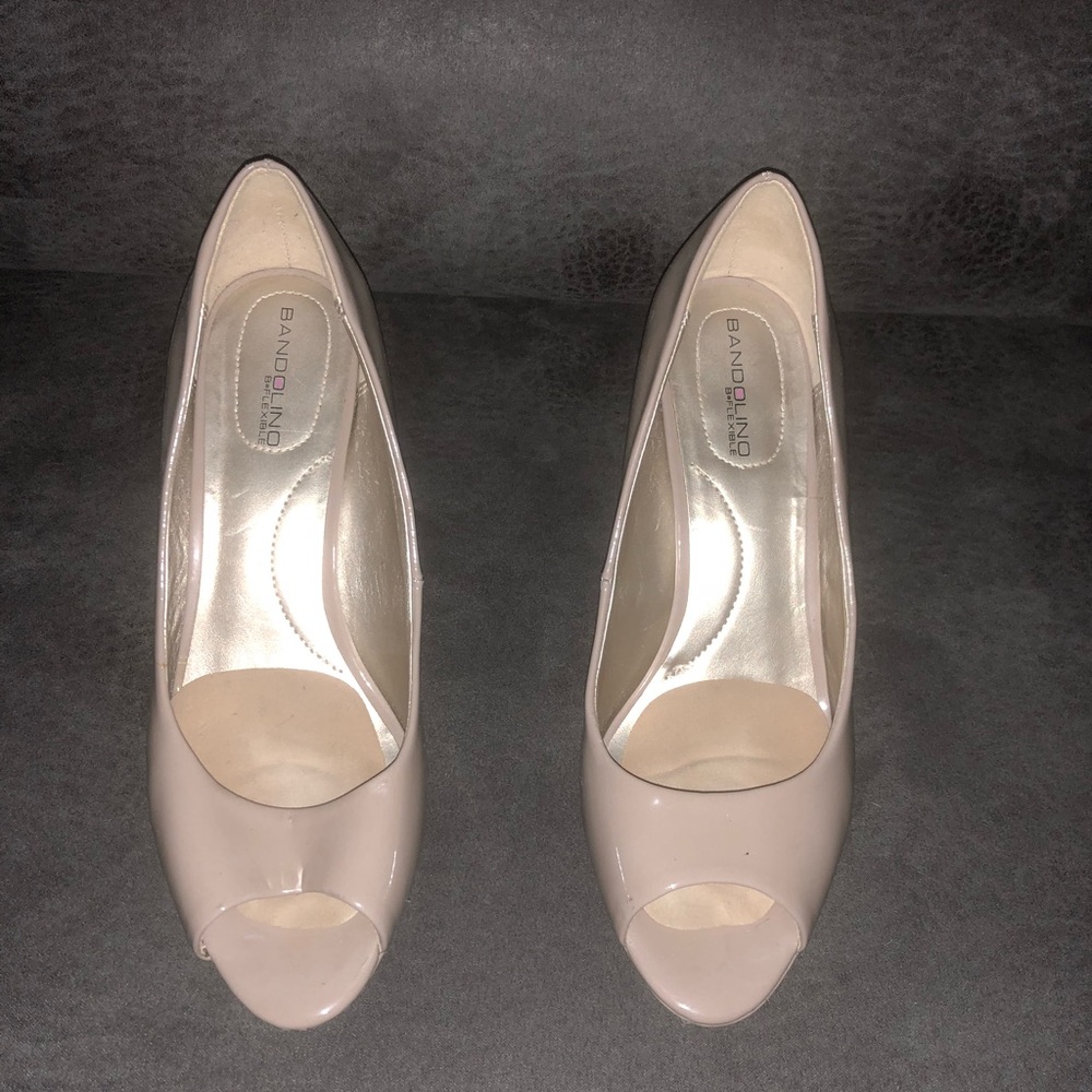 Simple open toed tan heels BANDOLINO size 6
